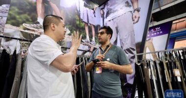 Xinhua Silk Road: เมืองทางตะวันออกเฉียงใต้ของจีนเปิดพื้นที่ใหม่สำหรับการค้าเสื้อผ้าและรองเท้าผ่านการส่งเสริมด้านแฟชั่นและวัฒนธรรม Xinhua Silk Road: เมืองทางตะวันออกเฉียงใต้ของจีนเปิดพื้นที่ใหม่สำหรับการค้าเสื้อผ้าและรองเท้าผ่านการส่งเสริมด้านแฟชั่นและวัฒนธรรม
