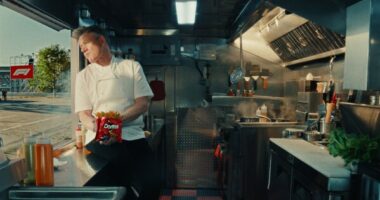 Doritos Loaded เปิดตัวโฆษณาสุดเร้าใจ นำแสดงโดยเชฟ Gordon Ramsay และ George Russell นักแข่งจากทีม Mercedes-AMG PETRONAS F1 Doritos Loaded เปิดตัวโฆษณาสุดเร้าใจ นำแสดงโดยเชฟ Gordon Ramsay และ George Russell นักแข่งจากทีม Mercedes-AMG PETRONAS F1