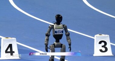 หุ่นยนต์ฮิวแมนนอยด์แบบครบวงจรของ Zoomlion เข้าร่วมการแข่งขัน World Humanoid Robot Games
