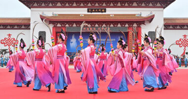 Xinhua Silk Road: เยาวชนจีนสำรวจวัฒนธรรมหม่าโจ้วในรูปแบบที่ทันสมัย Xinhua Silk Road: เยาวชนจีนสำรวจวัฒนธรรมหม่าโจ้วในรูปแบบที่ทันสมัย