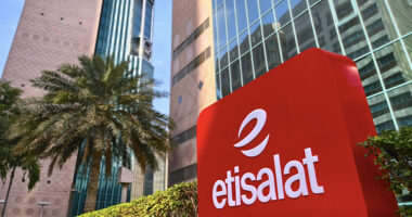 ชีค มันซูร์ บิน ซายิด ทรงเป็นประธานเปิดตัวโครงการ etisalat ขยายโครงสร้างพื้นฐานดิจิทัลในสหรัฐอาหรับเอมิเรตส์และต่างประเทศ เพื่อเพิ่มขีดความสามารถการเชื่อมต่อระหว่างประเทศให้สูงกว่า 500 Tbps ภายในปี 2573